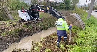 Sapanca Gölü'ne akan derede görülen atık madde temizlendi