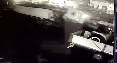 Sebze yüklü TIR'ın devrildiği kaza, güvenlik kamerasında