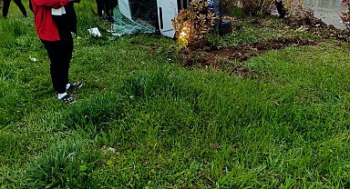 Servis minibüsü devrildi; 2 yaralı