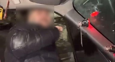 Seyir halindeki aracın sürücüsü kapıyı açıp dans ederken yola düştü