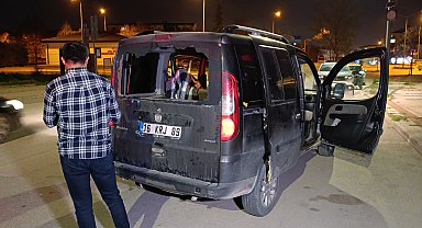 Seyir halindeki hafif ticari araca pompalı tüfekle ateş açıldı; 1 yaralı