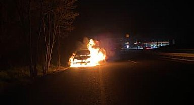 Seyir halindeyken alev alan otomobil kullanılamaz hale geldi