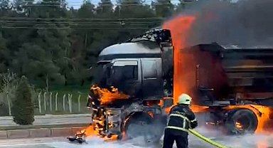 Seyri halindeki kamyon alev alev yandı