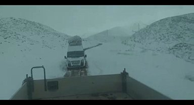 Siirt'te karda mahsur kalan minibüsteki 13 kişi kurtarıldı