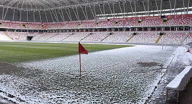 Sivas 4 Eylül Stadı'nın zemini kısmen karla kaplandı