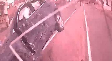 Sivas'ta 3 kişinin yaralandığı kaza kamerada