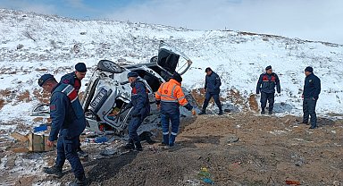 Sivas'ta hafif ticari araç devrildi: 3 yaralı