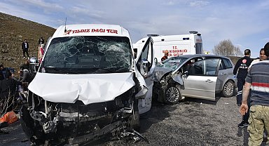 Sivas'ta minibüs ile otomobil çarpıştı; 18 yaralı