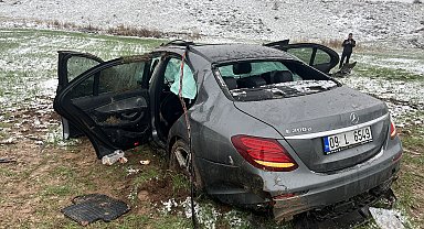 Sivas'ta otomobil devrildi: 3 yaralı