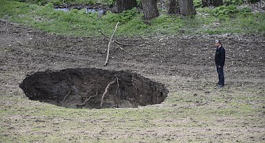 Sivas'ta tarlada 7 metre çapında obruk oluştu