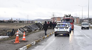 Sivas'ta yolcu otobüsü devrildi; 2 ölü, 23 yaralı