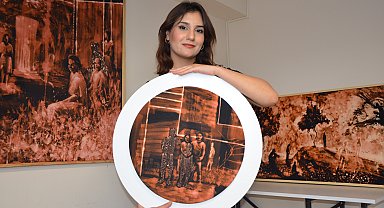 Siyah kumaş üzerine asitle yaptığı resimler ile 'görünmeyeni görünür' hale getiriyor