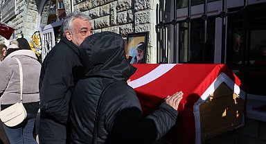 Slovakya'da trafik kazası geçirip, Ankara'da tedavi gördüğü hastanede ölen pilot, Eskişehir'de toprağa verildi