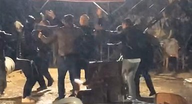 Sokak düğününde sağanak altında dans ettiler; o anlar kamerada