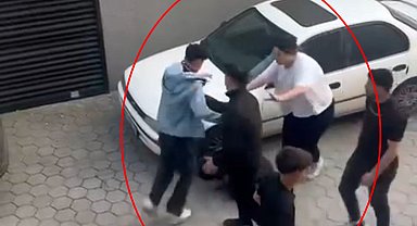 Sokakta darbedilen kişiyi gören genç kızın saldırganlara tepkisi kamerada
