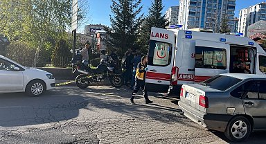 Şüphelileri takip eden motosikletli polislere hafif ticari araç çarptı: 2 polis yaralı