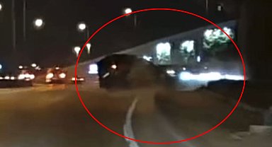 Sürücüsünün makas attığı otomobil, 2 araca çarptı; kaza kamerada