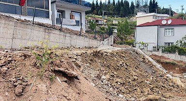 Tahliye edilen binanın önündeki istinat duvarına 'geçici dolgu'