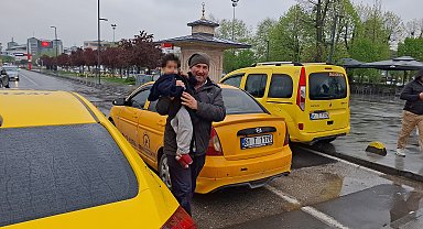 Taksiciler, buldukları küçük çocuğu ailesine ulaştırdı