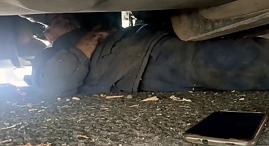 Tamir ettiği TIR'ın altında sıkıştığı düşünülen şoför, ekipleri alarma geçirdi