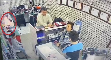 Tamire getirilen telefonun bataryasının patlama anı kamerada