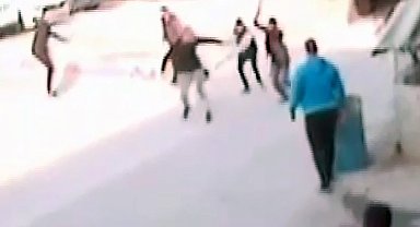 Taşlı sopalı 'aracıma çarptın' kavgası; 1 ölü, 2 yaralı