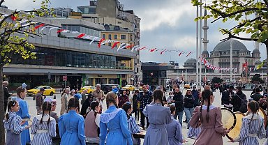 Tataristanlı çocuklardan Taksim'de 23 Nisan gösterisi