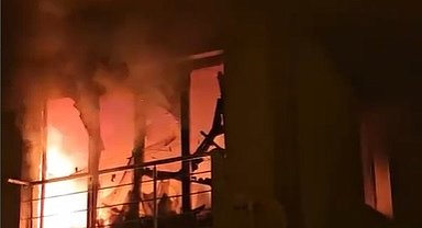 Tatil beldesindeki apart daire alev alev yandı: 1 kişi dumandan etkilendi