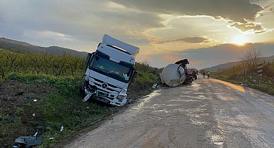 Tavuk yağı yüklü TIR, dorsesinden ayrılıp tarlaya savruldu: 1 yaralı