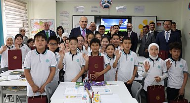 TBMM Başkanı Kurtulmuş, Bişkek'te Maarif Okulu'nu ziyaret etti