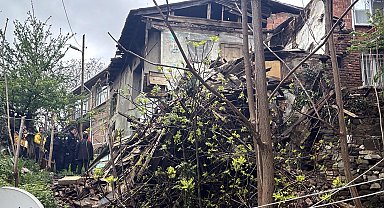 Tekirdağ'da 2 katlı boş ahşap ev çöktü