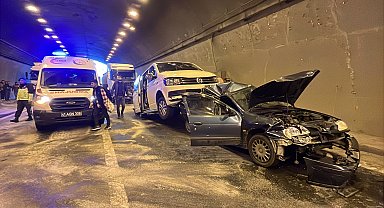 TEM Otoyolu'nda zincirleme kaza: 8 yaralı