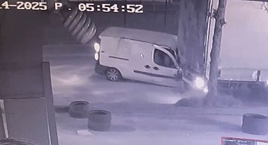 TIR'a çarpan aracın yaralanan sürücüsü kendi imkanlarıyla çıktı; o anlar kamerada