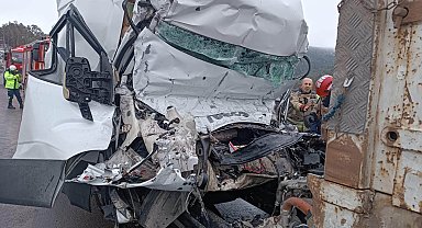 TIR'a çarpan minibüsün sürücüsü öldü