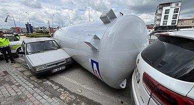 TIR'dan düşen gaz tankı, park halindeki otomobil ve cipe çarptı