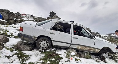 Tokat'ta otomobil 60 metrelik uçuruma yuvarlandı: 4 yaralı