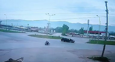 Tokat'ta otomobilin çarptığı motosikletin sürücüsü öldü; kaza kamerada