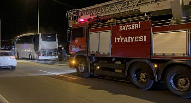 Turistleri taşıyan otobüs seyir halindeyken alev aldı