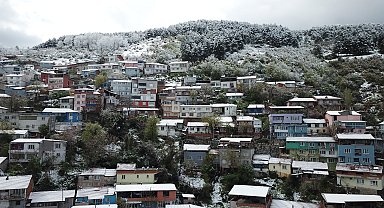 Uludağ'ın eteklerindeki mahallelerde rengarenk evler beyaz örtüyle kaplandı