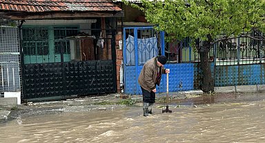 Uşak'ta sağanak; cadde ve sokaklar göle döndü