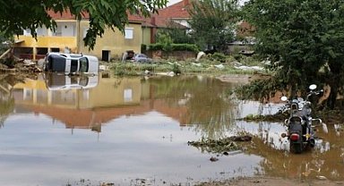 Üsküp'te şiddetli yağış sele neden oldu