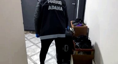 Uyuşturucu haplarla kaçarken kapıda polise yakalandı