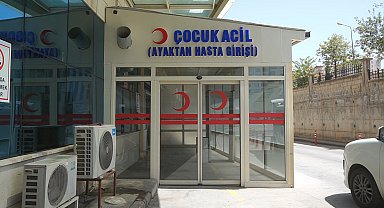 Üzerine tatlı şerbeti dökülen 3 yaşındaki İsra, yaralandı