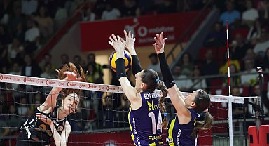 VakıfBank, final serisinde 2-0 öne geçti