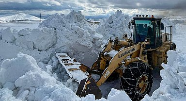 Van'da çığ riski nedeniyle 4 aydır kapalı olan mahalle yolu ulaşıma açıldı