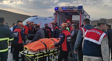 Van'da kamyonla yolcu minibüsü çarpıştı; 6 ölü, 13 yaralı - Yeniden