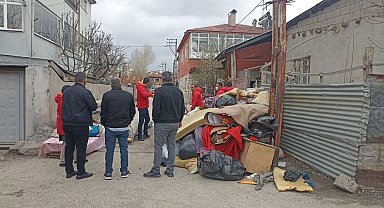 Van'da kötü koku yayılan evden 10 ton çöp çıktı