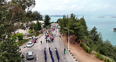 Yabancı öğrencilerden yöresel kıyafetlerle karnaval havasında bahar şenliği