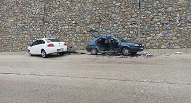 Yağış nedeniyle kayganlaşan yolda 2 otomobil çarpıştı: 5 yaralı