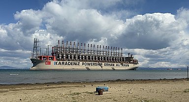 Yalova'da karaya oturan 289 metrelik enerji gemisi kendiliğinden kurtuldu